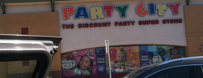 Party City is one of สถานที่ที่ Lori ถูกใจ.
