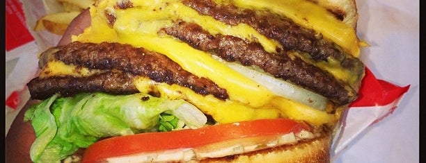 In-N-Out Burger is one of สถานที่ที่ Kim ถูกใจ.