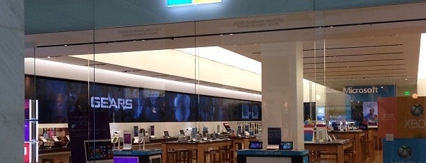 Microsoft Store is one of สถานที่ที่ E ถูกใจ.