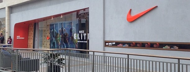 Nike Store is one of สถานที่ที่ E ถูกใจ.