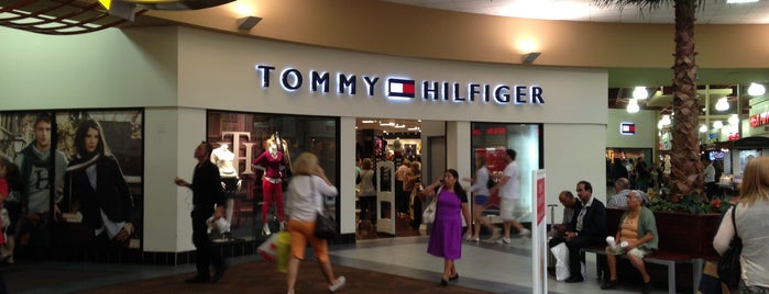 Tommy Hilfiger is one of Tempat yang Disukai Manuel.