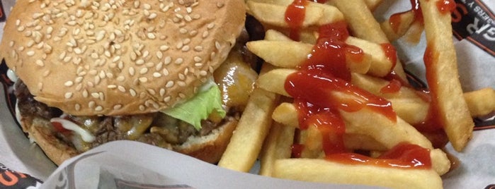 Burger ST is one of สถานที่ที่ Armando ถูกใจ.