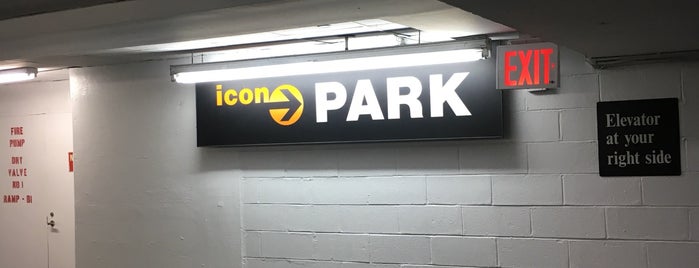 Icon Parking is one of สถานที่ที่ Lizzie ถูกใจ.