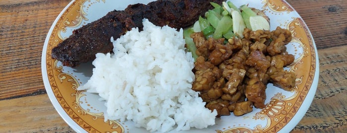 Warung Nasi Cirebon is one of Lugares favoritos de MEE.