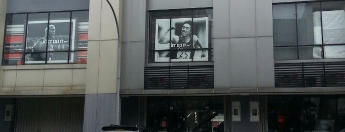 Nike Factory Store is one of Tempat yang Disukai Jan.