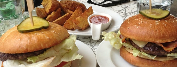 Rocket Burger Cafe is one of Lugares favoritos de Ivan.