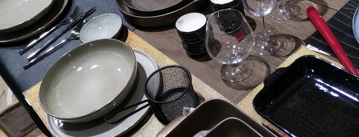 La Vaisselle Au Kilo is one of Beautiful Cookware Stores.