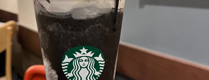 Starbucks is one of まどかるんさんのお気に入りスポット.