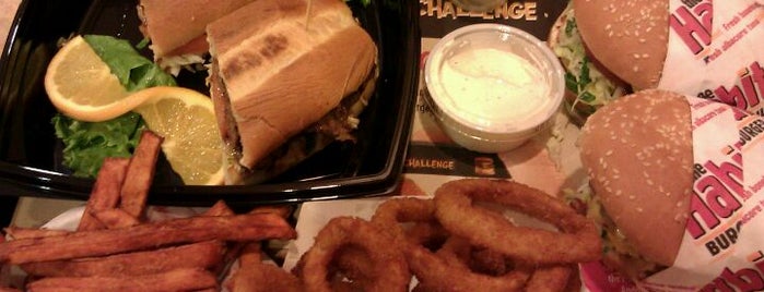 The Habit Burger Grill is one of Lugares favoritos de Reid.