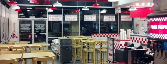 Five Guys is one of Montyさんのお気に入りスポット.
