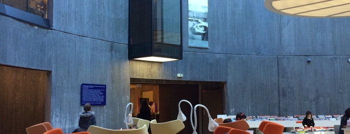 Bibliotheque Oscar Niemeyer is one of T : понравившиеся места.