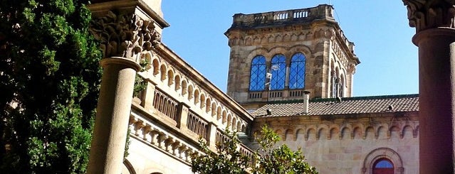 Universitat de Barcelona - Edifici Històric is one of Tempat yang Disukai Maru.
