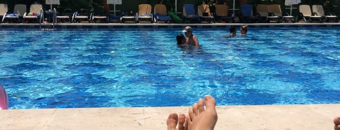 Raymar Hotel Pool is one of Selcan'ın Beğendiği Mekanlar.