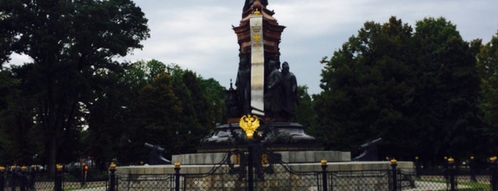 Памятник Екатерине II is one of Orte, die Valentin gefallen.