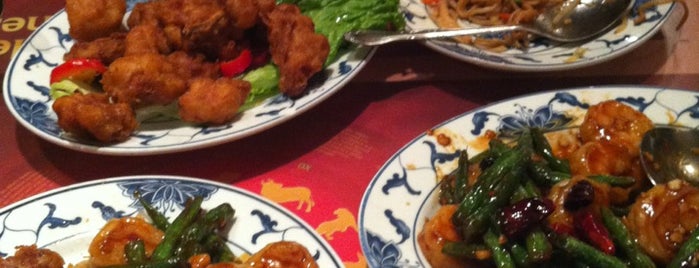 Hunan Home's Restaurant is one of Posti che sono piaciuti a W.
