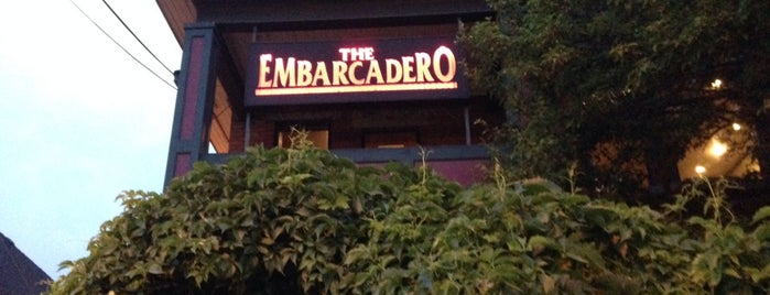 The Embarcadero Wine & Oyster Bar is one of สถานที่ที่ Natz ถูกใจ.