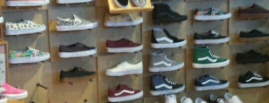 Vans is one of Orte, die Nathalie gefallen.