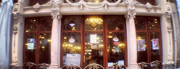 Majestic Café is one of Porto.