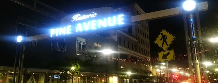 Historic Pine Avenue (Overhead) Sign is one of สถานที่ที่บันทึกไว้ของ Kimmie.