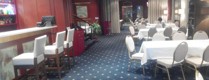 Ресторан на 1 этаже в Готель Славутич is one of Lieux qui ont plu à Oxana.