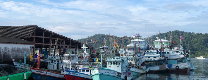 Thap Lamu Pier is one of ขอบคุณธรรมชาติแสนสวย และคนร่วมทาง.