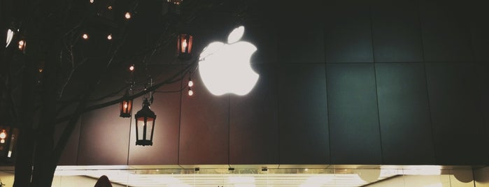 Apple University Village is one of Apple Stores US West.