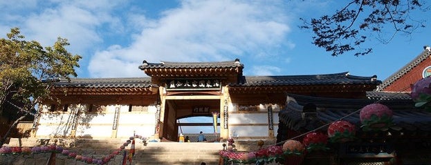 해인사 (海印寺) is one of CNN's 50 Beautiful Places to Visit in Korea.