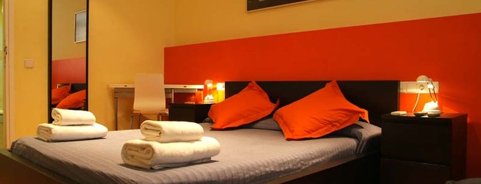 Hostal Barcelona City Centre is one of สถานที่ที่ Engin ถูกใจ.