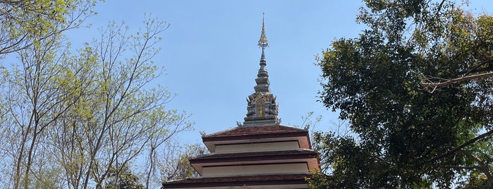 Wat Sakithaka (Wat Pha Lat) is one of Chiang Mai.