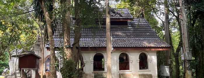 Wat Sakithaka (Wat Pha Lat) is one of Tempat yang Disukai Jana.