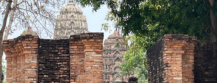 Wat Si Sawai is one of Sukhothai Historical Park.