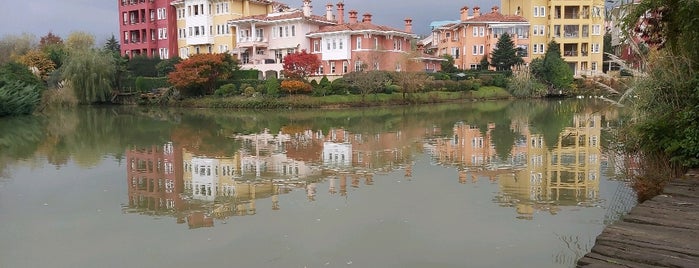 Yalıkonaklar is one of Jewellery'in Kaydettiği Mekanlar.