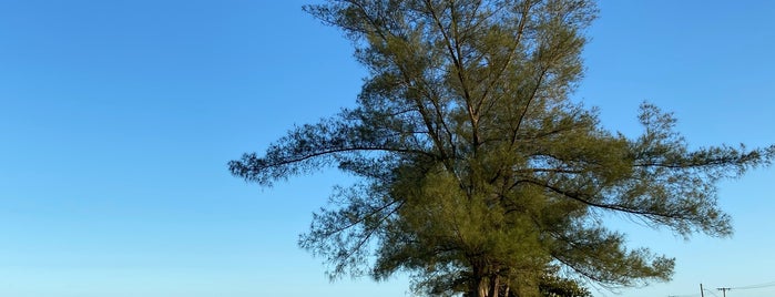 Praia de Marataízes is one of Tempat yang Disukai Silvio.