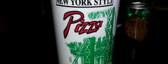 Johnny's New York Style Pizza is one of Tempat yang Disukai Tammy.
