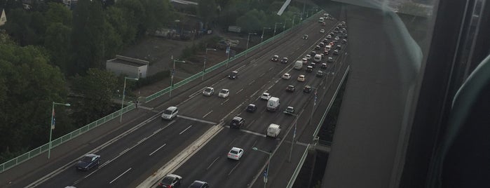 Zoobrücke is one of Rheinbrücken in Köln.