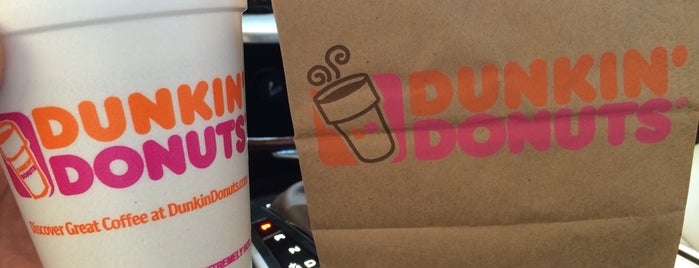 Dunkin Donuts is one of สถานที่ที่ Abdulaziz 🇸🇦 ถูกใจ.
