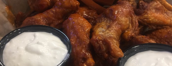 Buffalo Wild Wings is one of Erickさんのお気に入りスポット.