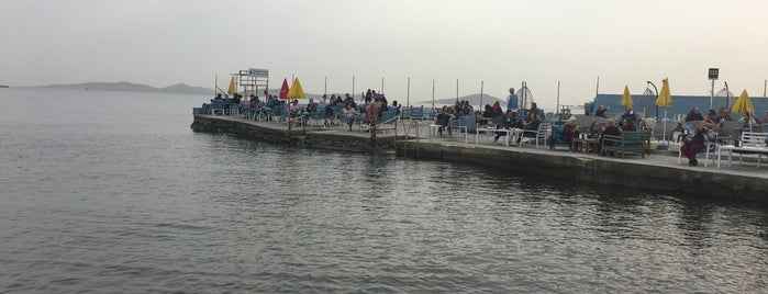 Suadiye Marina Beach is one of İstanbul Yemeİçme.