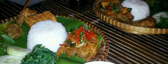 Pondok Dhahar LUMBUNG PADI is one of Eating around Jawa Tengah.