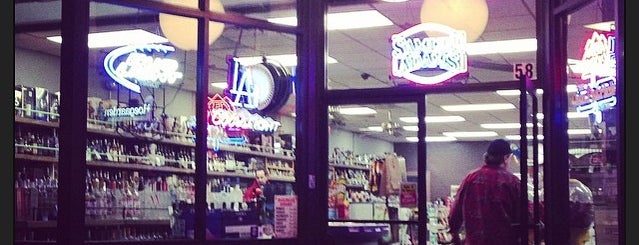 The Bottle Shop is one of Tempat yang Disukai Larry.