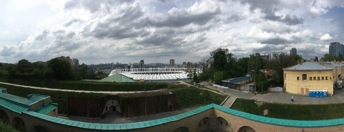 обзорная площадка на НСК Олимпийский is one of สถานที่ที่ Y ถูกใจ.