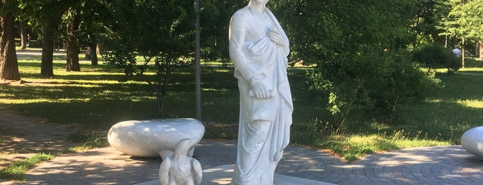 Памятник Данте Алигьери is one of Y : понравившиеся места.