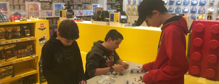 LEGO is one of Charlesさんのお気に入りスポット.