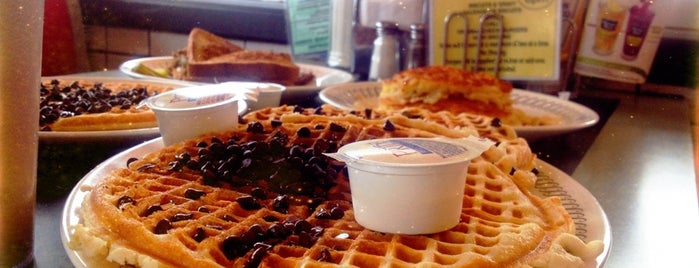 Waffle House is one of aldrena'nın Beğendiği Mekanlar.