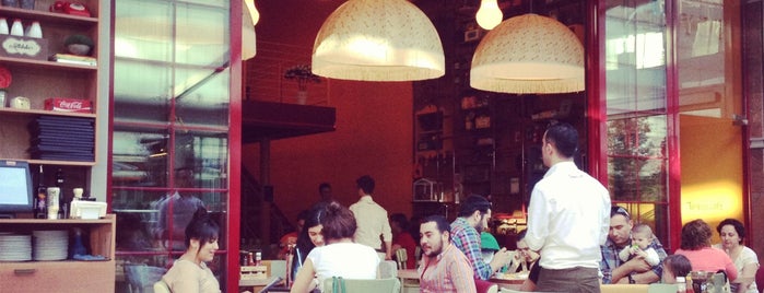 Timboo Cafe is one of Locais curtidos por Erol.