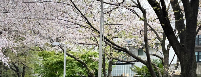 Sakurazaka Park (Robot Park) is one of 六本木キッズスポット.