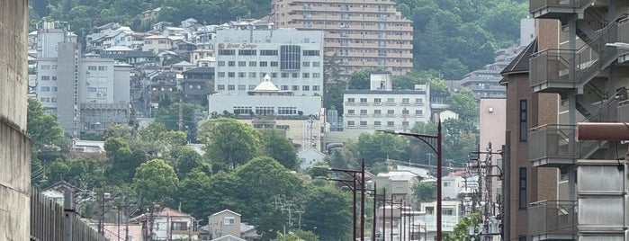 Shin-Ishikiri Station (C26) is one of 京阪神の鉄道駅.