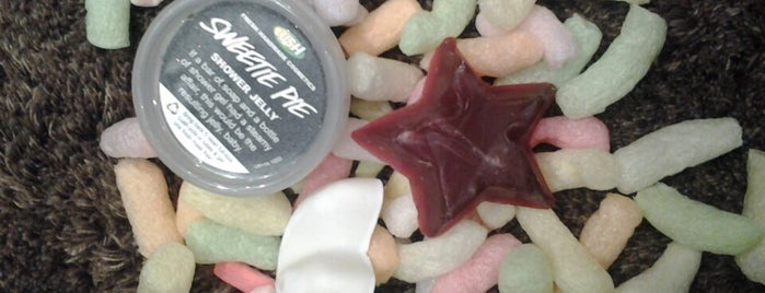 Lush is one of Victoriiаさんのお気に入りスポット.