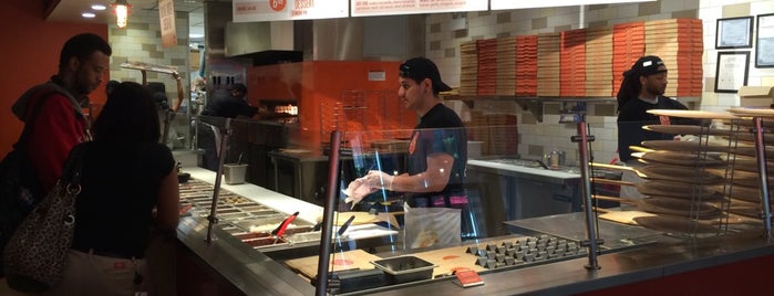 Blaze Pizza is one of Tempat yang Disukai Scott.