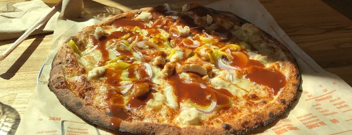 Blaze Pizza is one of Lugares favoritos de Greg.